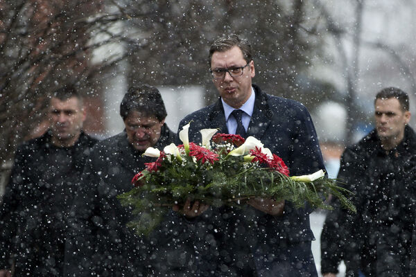 VUČIĆ NA MESTU GDE JE UBIJEN OLIVER IVANOVIĆ! Položio cveće, Kosovskom Mitrovicom se orilo: SRBIJA, SRBIJA! (VIDEO)