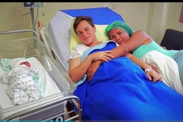 NJIH DVOJE IZGLEDAJU KAO SVAKI NORMALAN PAR SA BEBOM, ali kad biste im podigli pokrivač - verovatno biste se šlogirali! (FOTO)