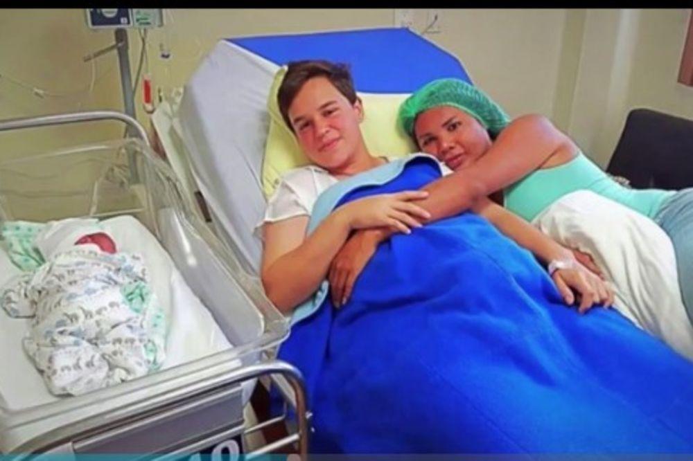 NJIH DVOJE IZGLEDAJU KAO SVAKI NORMALAN PAR SA BEBOM, ali kad biste im podigli pokrivač - verovatno biste se šlogirali! (FOTO)