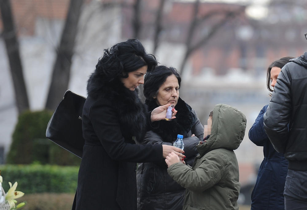 Milena je jedva smogla snage da na sahrani stoji na nogama