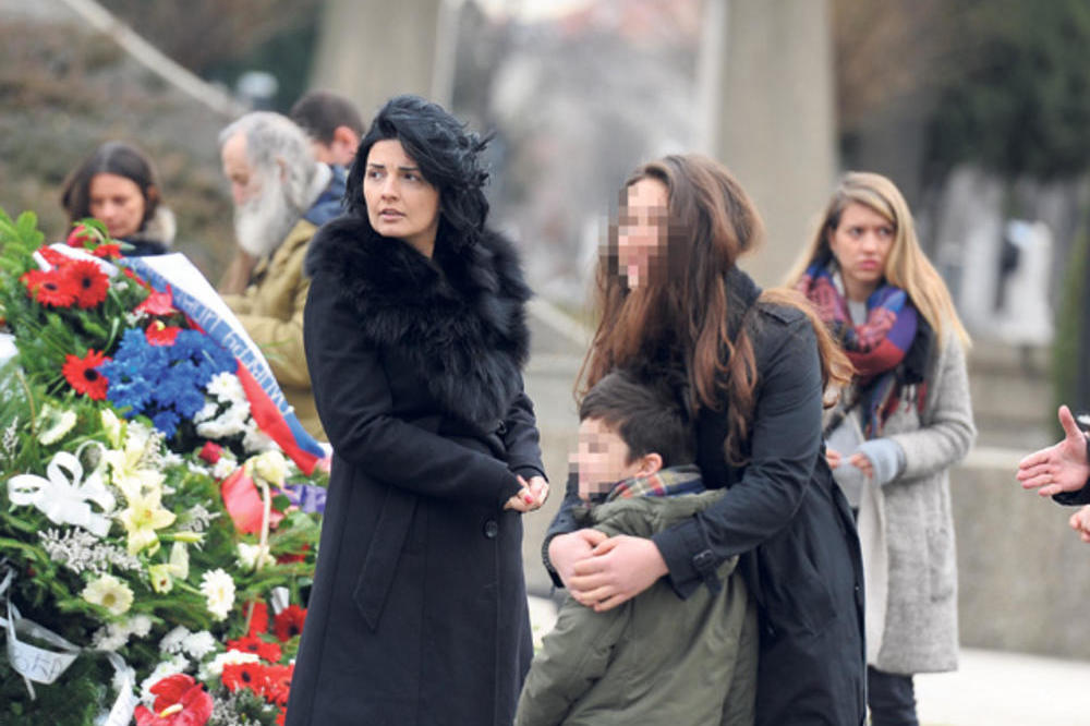 PRIZOR KOJI CEPA SRCE NA GROBU OLIVERA IVANOVIĆA: Mali Bogdan (4) zapalio sveću ubijenom tati (FOTO)