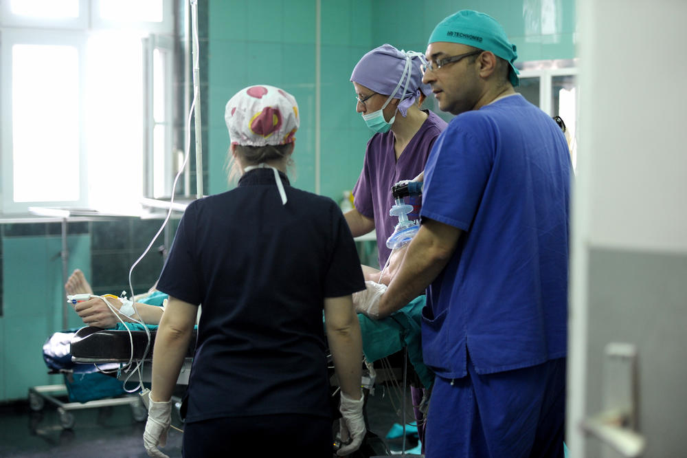 SRPSKA DEVOJČICA UPALA U JEZERO: Još uvek je na aparatima koji je održavaju u životu, lekari daju sve od sebe da je spasu!