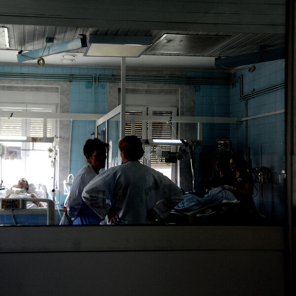 BEBA SE UGUŠILA OD BLJUCKANJA? Poznati novi detalji smrti novorođenčeta u Nikšiću, roditelji ubeđeni u jedno!