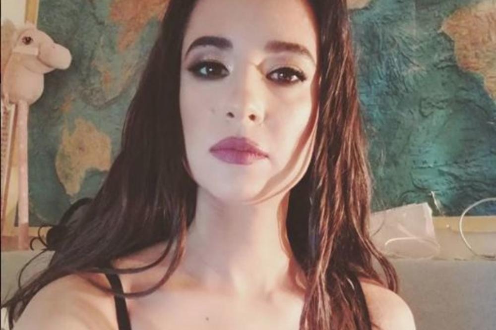 NEVIĐENI SKANDAL U ŠOUBIZNISU! Snimak naše Sajsi MC u kojem anonimnom čoveku pokazuje grudi osvanuo na PORNO SAJTU!