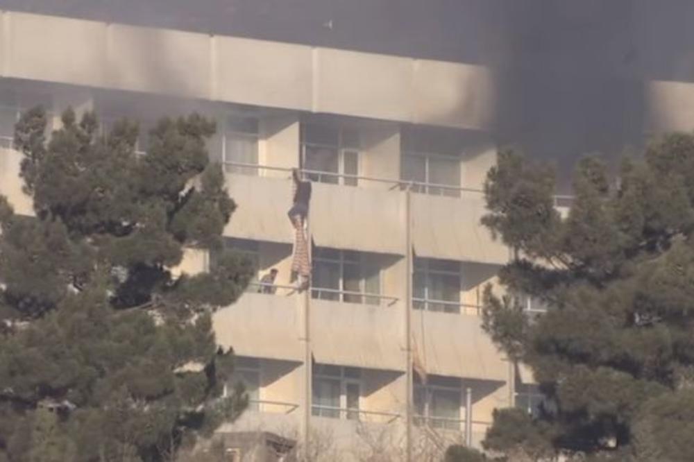 NAPADNUT HOTEL, GOSTI BEŽALI PREKO BALKONA! Talibani poubijali strane državljane, poginuli leže na sve strane! (VIDEO)