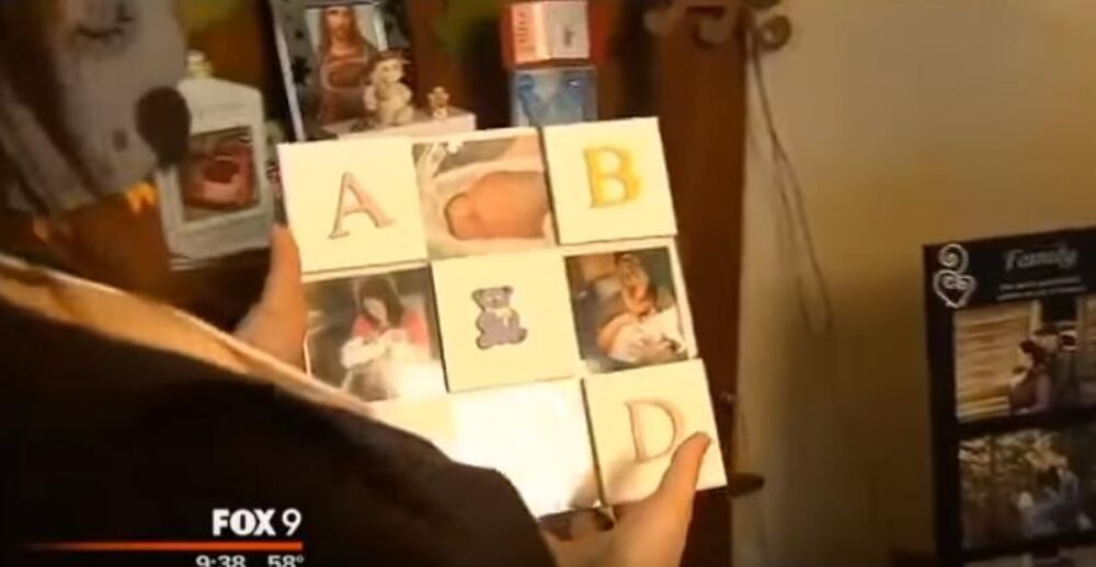 Valeri pokazuje fotografije sebe sa bebom