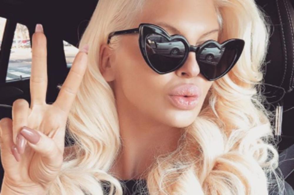 MAČKA I PO! Karleuša u mrežastim čarapama i seksi čizmama otkrila šta radi iza scene kada niko ne gleda! (FOTO)