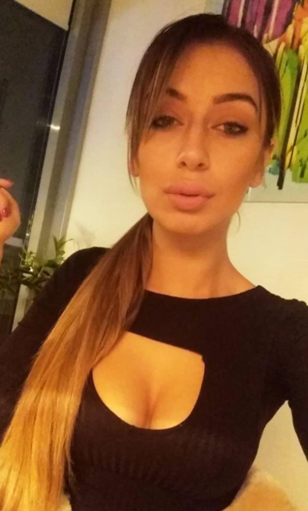 Pokazala je dekolte i svoje pratioce ostavila bez teksta