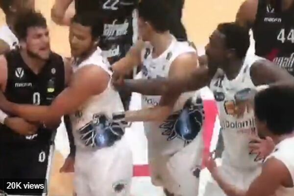 PESNIČENJE KAO NA MEČU BETON LIGE: Brutalna masovna tuča igrača! Glavni tabadžija nekada velika nada evropske košarke! (VIDEO)