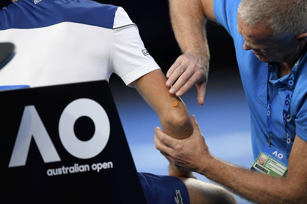 ŠTA SPECIJALISTA MISLI O NOVAKOVOM LAKTU? Deluje mnogo oštećeno, pitanje je da li bi i operacija pomogla?!