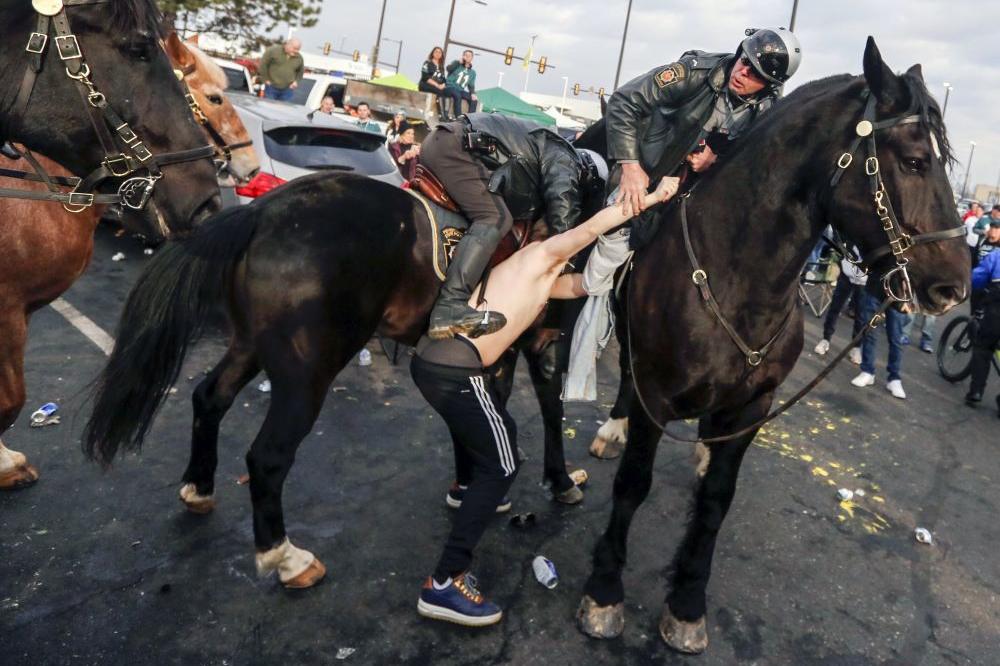 NE, OVO NISU SCENE SA VEČITOG DERBIJA: Razbijena glave, krvava lica, pendrečenje... (FOTO) (VIDEO)