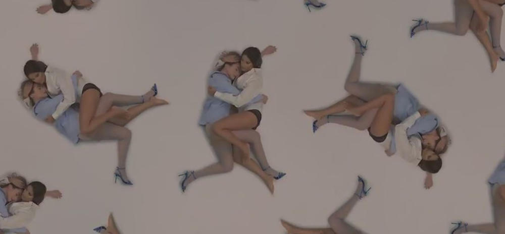 Sajsi i Hana u strastvenom zagrljaju