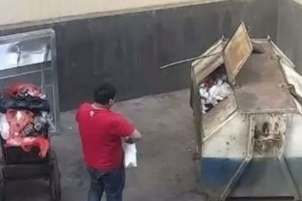 Hteo da je se otarasi na najužasniji mogući način! KAMERA UHVATILA OCA KAKO BACA BEBU U KONTEJNER, a njegovo opravdanje će vas zgroziti! (VIDEO)