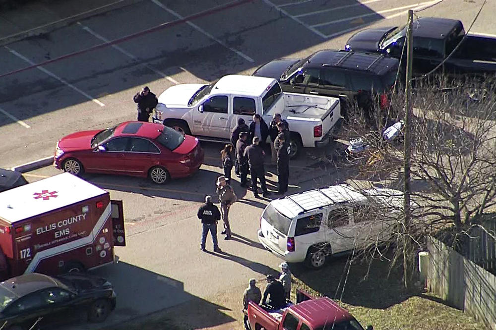 KRVAVI PIR U ŠKOLI U TEKASU: Učenik u kafeteriji otvorio vatru, ranio učenicu!