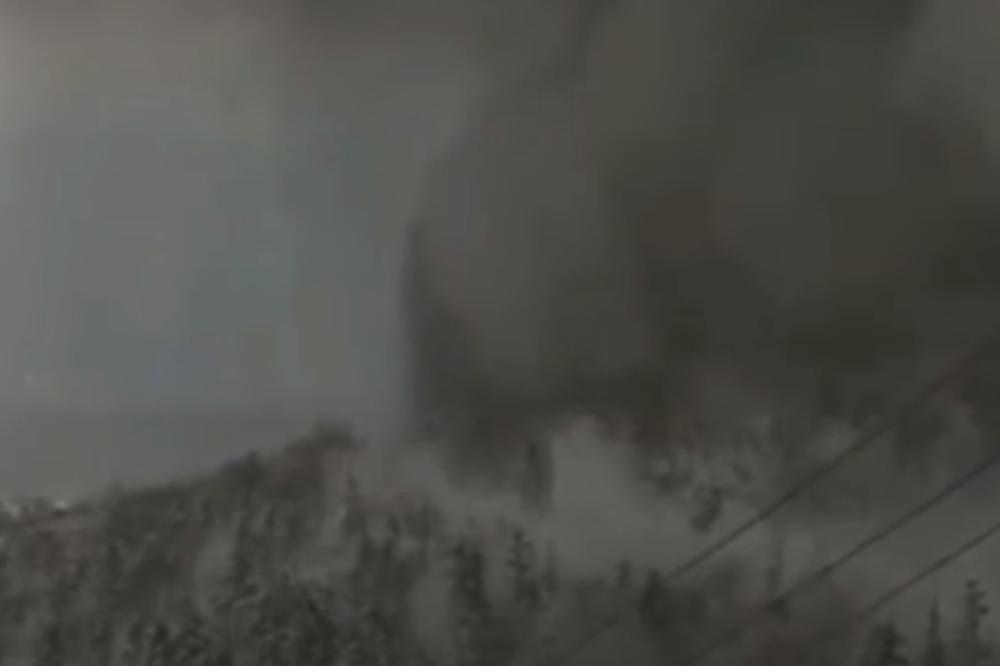 TAMNI OBLAK GUTAO SVE PRED SOBOM: Vulkanska erupcija u Japanu izazvala LAVINU, vojnik poginuo! (VIDEO)