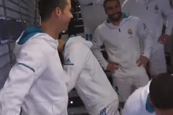 ŠTA ZNA DETE... Klinac u tunelu uz pomoć Ronalda isprozivao Mesija, dok su igrači umirali od smeha! (FOTO) (VIDEO)