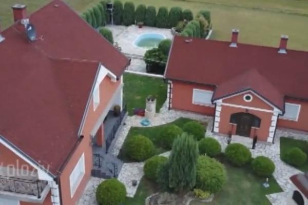 MA PRAVA SITNICA! Pevač kupio DEVOJCI kuću od 2 MILIONA! Divan poklon za Božić - BAŠ SKROMNO!