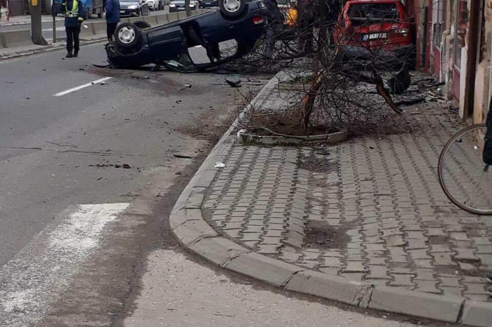 PROBIO BANKINU PA ZAVRŠIO NA KROVU: Težak udes u centru Kragujevca (FOTO)