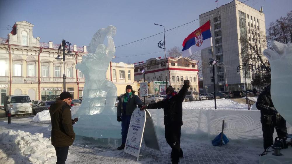 Bojan Grujić sa bratom ispred završene skulpture