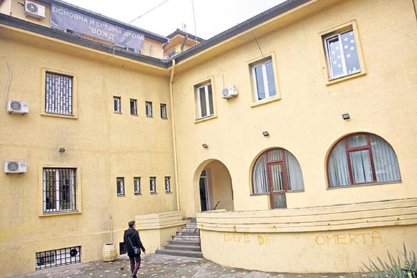 Drama u BG školi: MALOLETNIK NOŽEM ISEKAO PROFESORA, a nadležni su nemoćni?