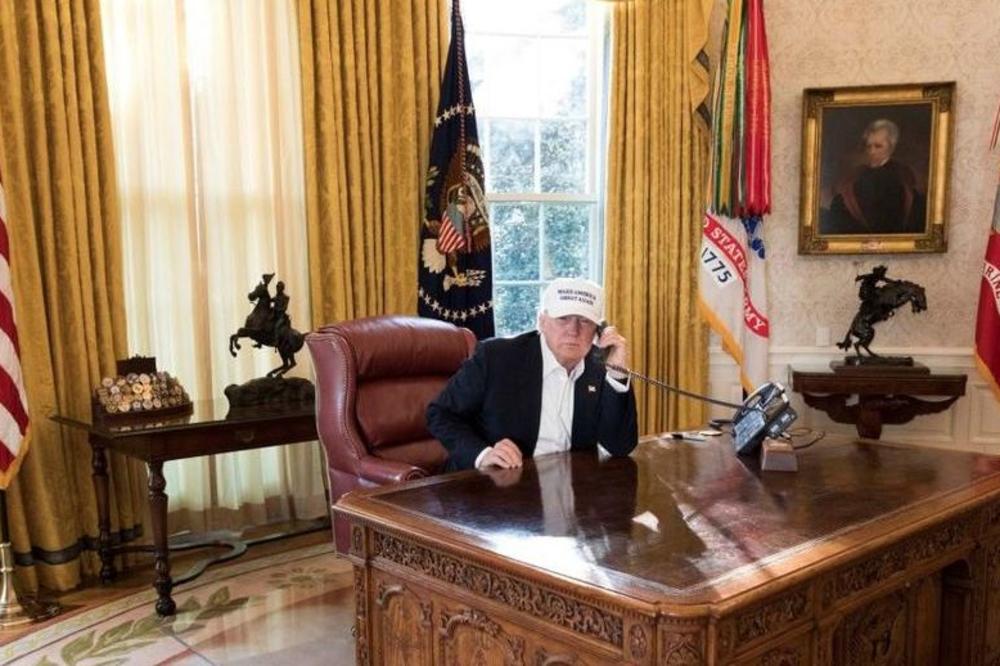 TRAMP OBJAVIO FOTOGRAFIJU IZ KANCELARIJE: Svi su POLUDELI zbog jednog detalja! (FOTO)