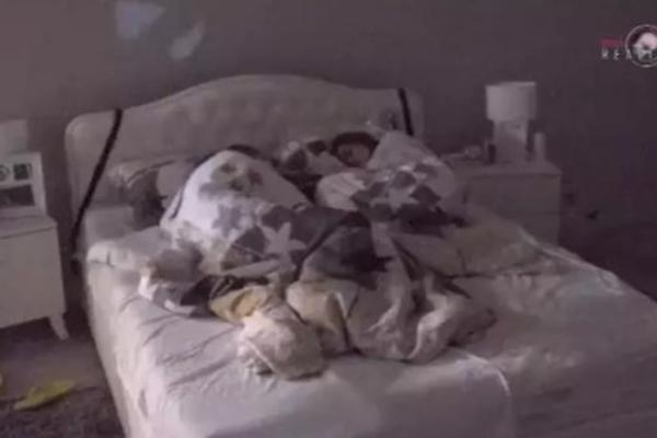 OVO SMO ČEKALI SVE VREME: Kija u VRELOJ AKCIJI ispod jorgana! (VIDEO)