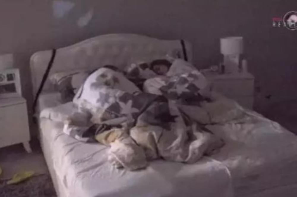 OVO SMO ČEKALI SVE VREME: Kija u VRELOJ AKCIJI ispod jorgana! (VIDEO)