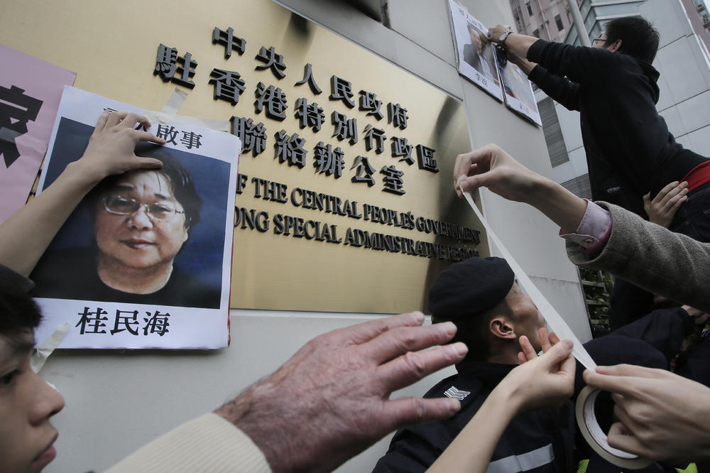 PRIŠLI SU MU U VOZU I ODVELI GA: Kina na udaru kritika zbog jezive OTMICE izdavača ZABRANJENIH KNJIGA!