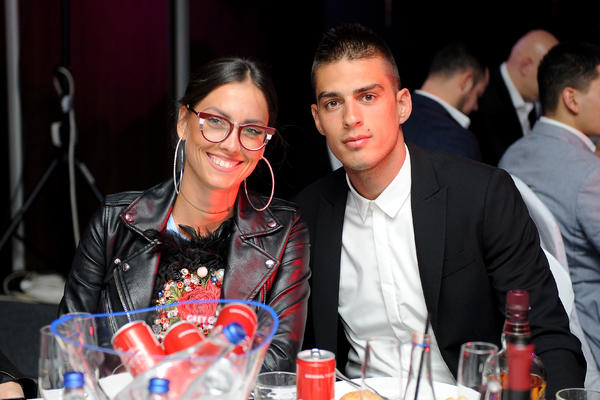 "ON JESTE BIO NA FOTOGRAFIJAMA!" Srbi zatečeni izjavama Mirke Vasiljević o AFERI - IZNELA SVU PRIVATNOST PRED SRBE