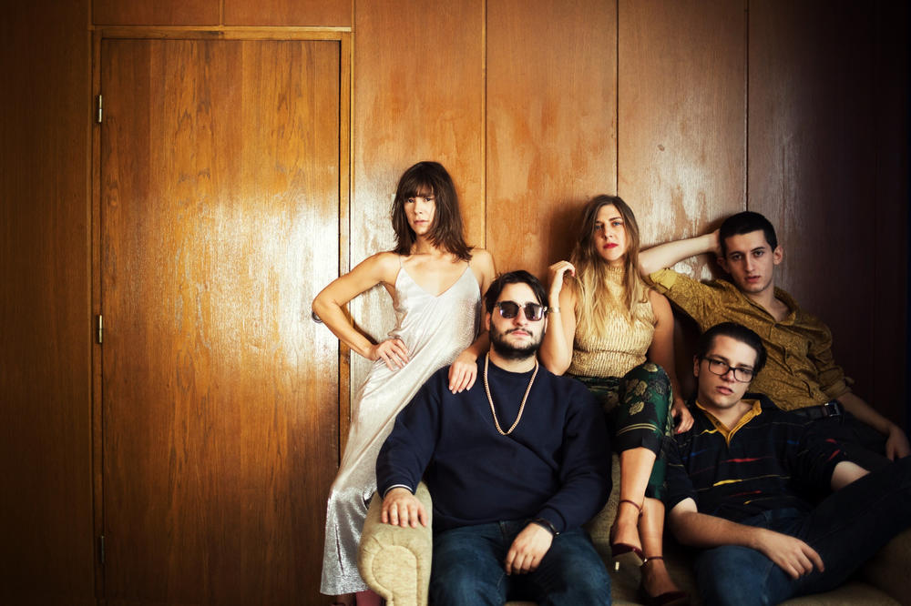 OČEKUJE NAS EKSPLOZIJA ROKENROL ENERGIJE, LETEĆE KROV SA ELEKTROPIONIRA: Grupa Vizelj slavi svoj 5. rođendan! (VIDEO)