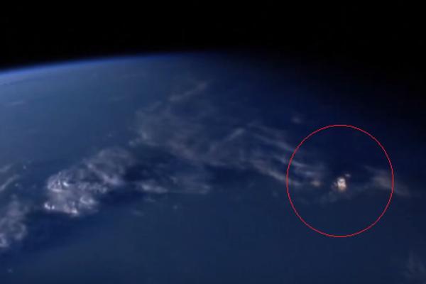 MISTERIOZNI ZLATNI OBJEKAT LEBDI IZNAD ZEMLJE: Da li je ovo dokaz da su VANZEMALJCI već došli? (VIDEO)