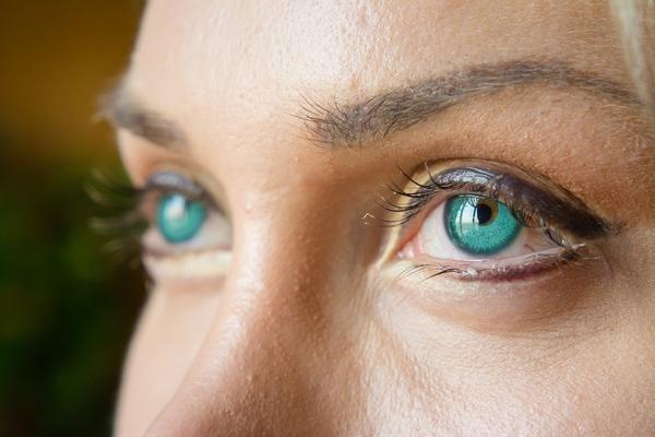 8 OPASNIH RAZLOGA zašto vam ponekad podrhtava očni kapak! (FOTO)