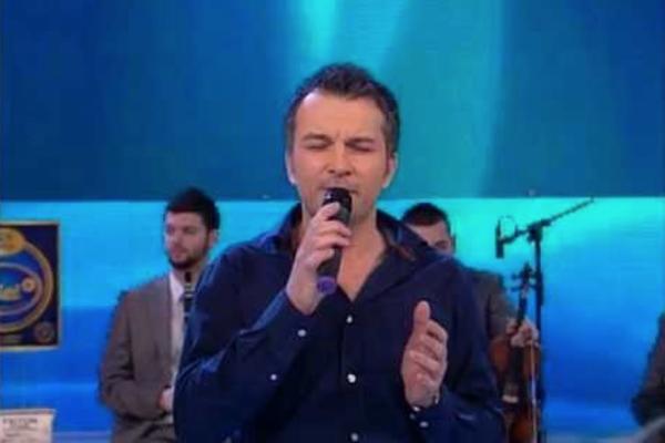 Na njegove pesme svi OTKIDAJU, peva najlepše LJUBAVNE STIHOVE, a malo ko zna da je godinama bio ŽRTVA NASILJA od strane svoje SUPRUGE!