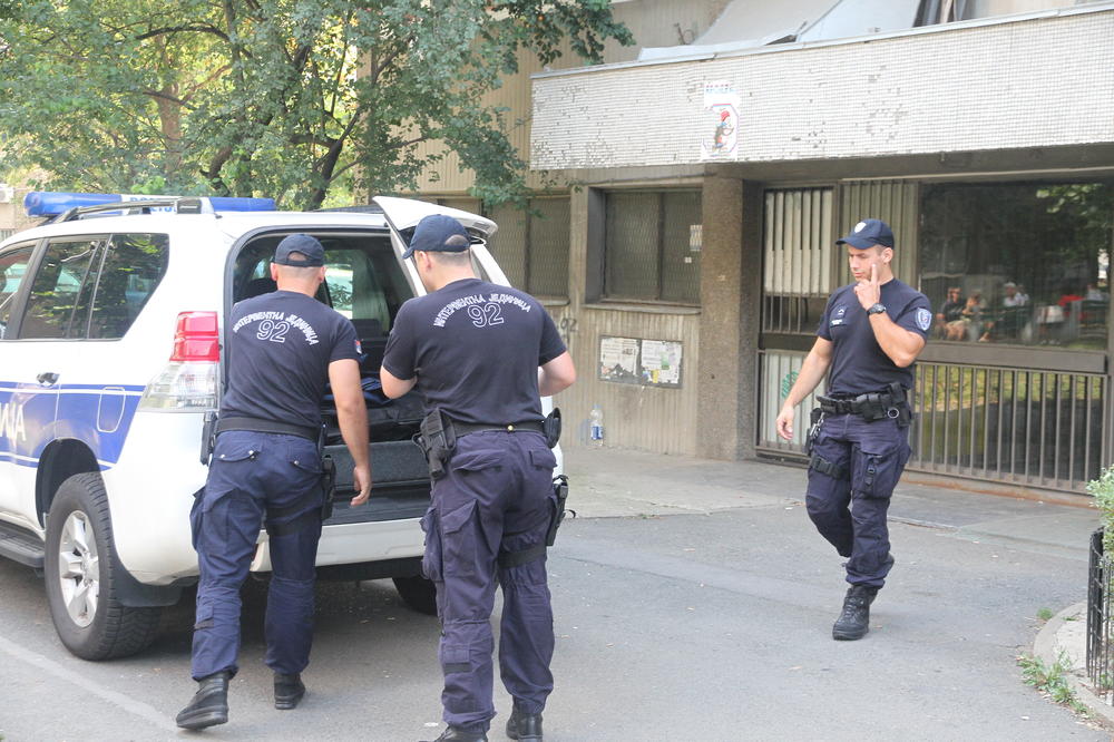 POKUŠAJ OTMICE DEVOJKE NA VOŽDOVCU: Policajka je LAVOVSKI odbranila od Libijaca!