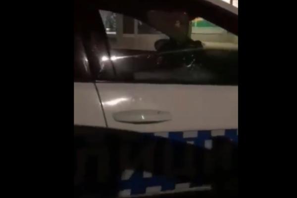 BOSANAC ZATEKAO POLICAJCE KAKO SPAVAJU U SLUŽBENOM AUTOMOBILU: Ono što je zatim uradio je URNEBESNO! (VIDEO)