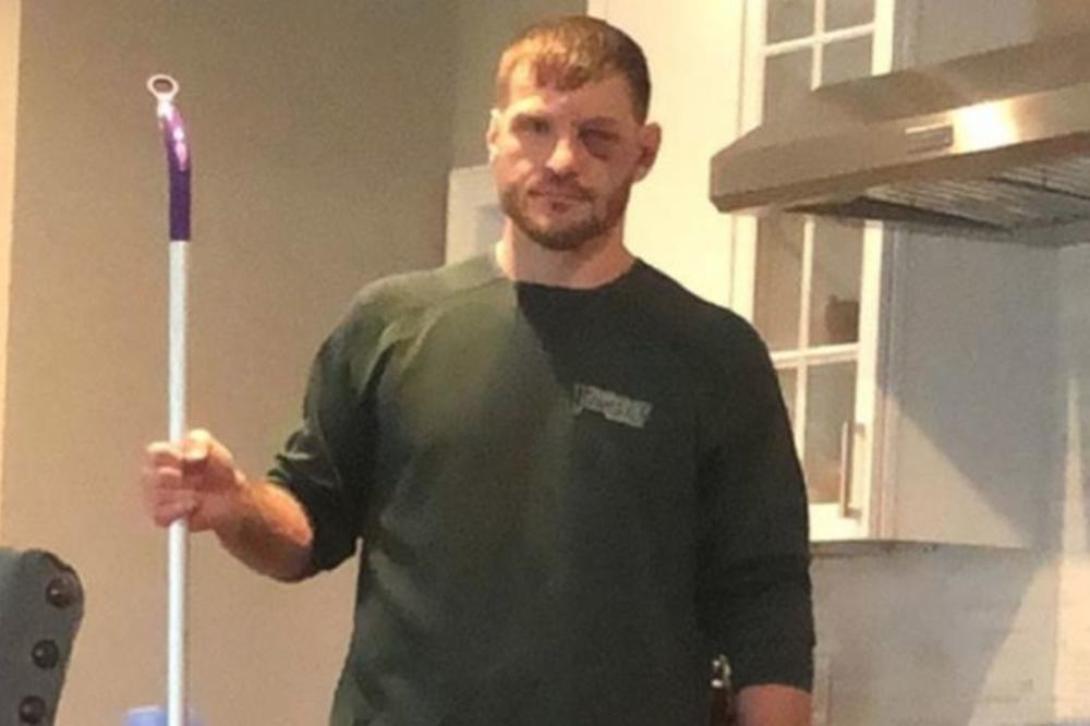 ŠLJIVA ISPOD OKA, A DŽOGER U RUKAMA: Miočić, najjači čovek na svetu, njoj ne sme da kaže neću! A kako i da sme, vidite kakav je avion! (FOTO)