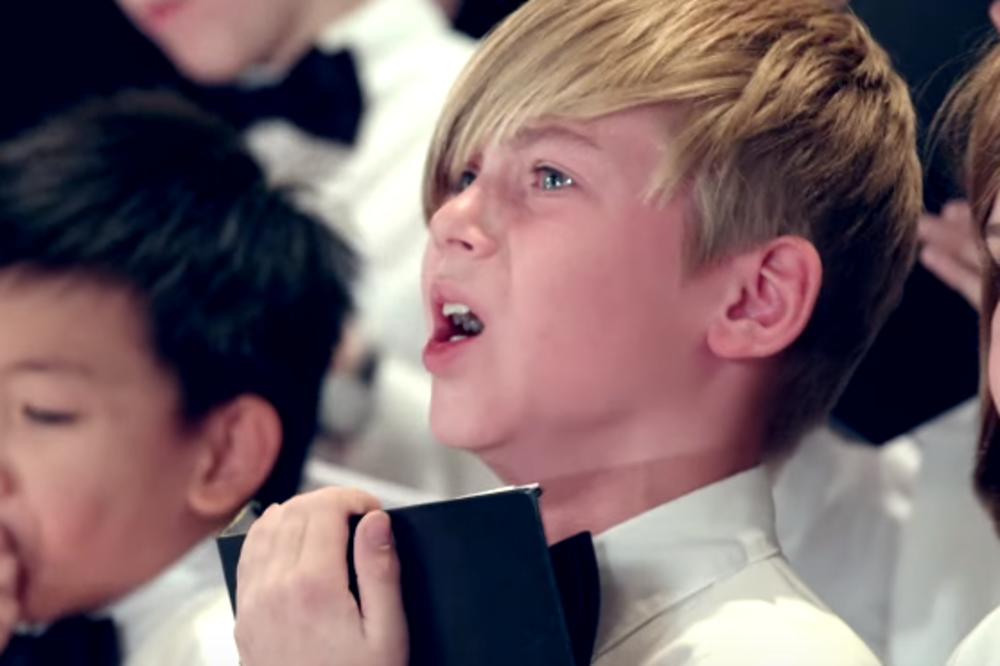 DANSKOM HORU DEČAKA DALI SU NAJLJUĆE PAPRIČICE: Njihove face dok se muče da pevaju NASMEJAĆE VAS DO SUZA! (VIDEO)