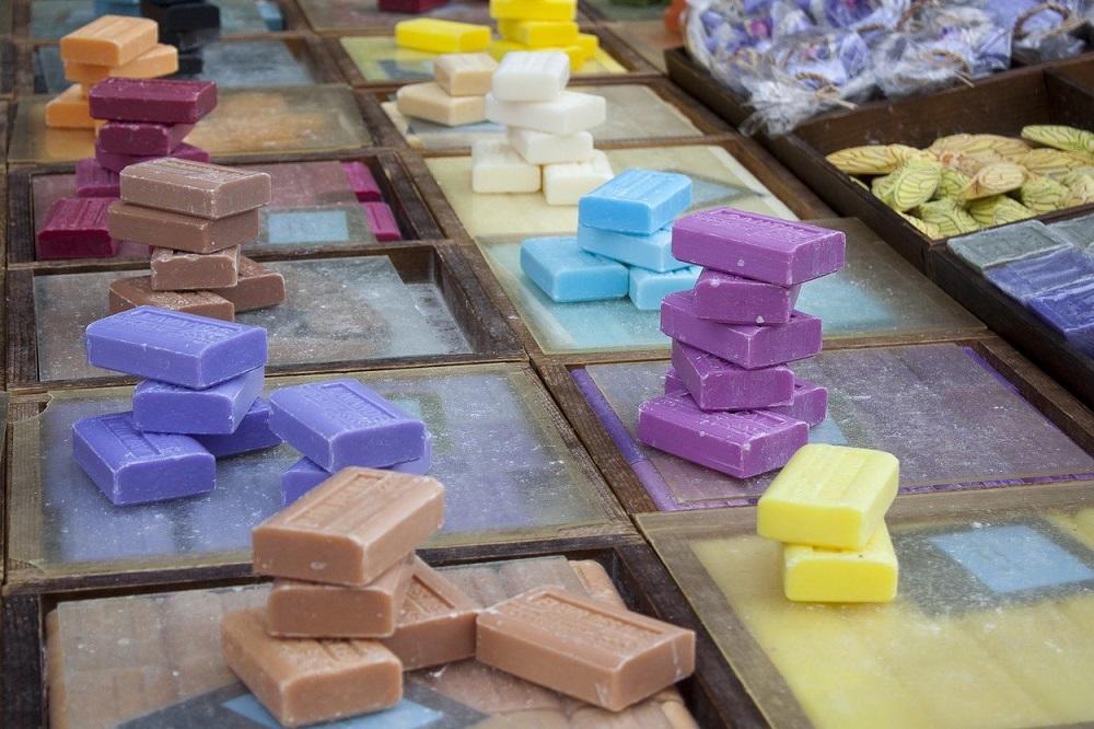 VIŠE NJIH BI TREBALO OVAKO: Ako ste se ikada pitali, šta hotelsko osoblje radi sa iskorišćenim sapunima, evo neočekivanog odgovora!