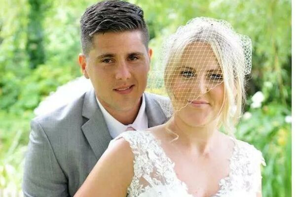 UDOVICA JE GLEDALA SLIKE SA SVOG VENČANJA: Tada je zapazila detalj koji ju je UŽASNUO!