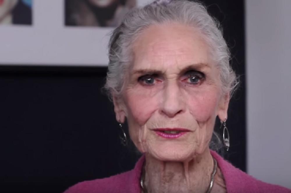 Ona je NAJSTARIJI SUPERMODEL na svetu, ali još uvek snima reklame PUNOM PAROM! (FOTO) (VIDEO)