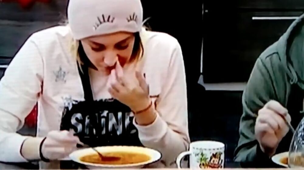 Luna jede supu i čačka nos 