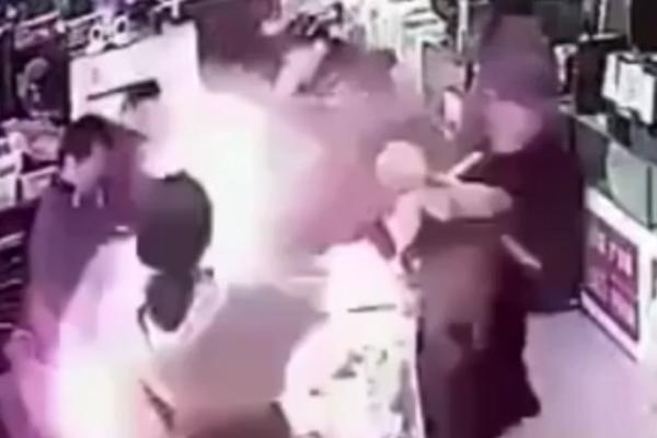 ZAGRIZAO JE BATERIJU ZA AJFON DA PROVERI DA LI JE PRAVA: A onda se desila EKSPLOZIJA! (VIDEO)