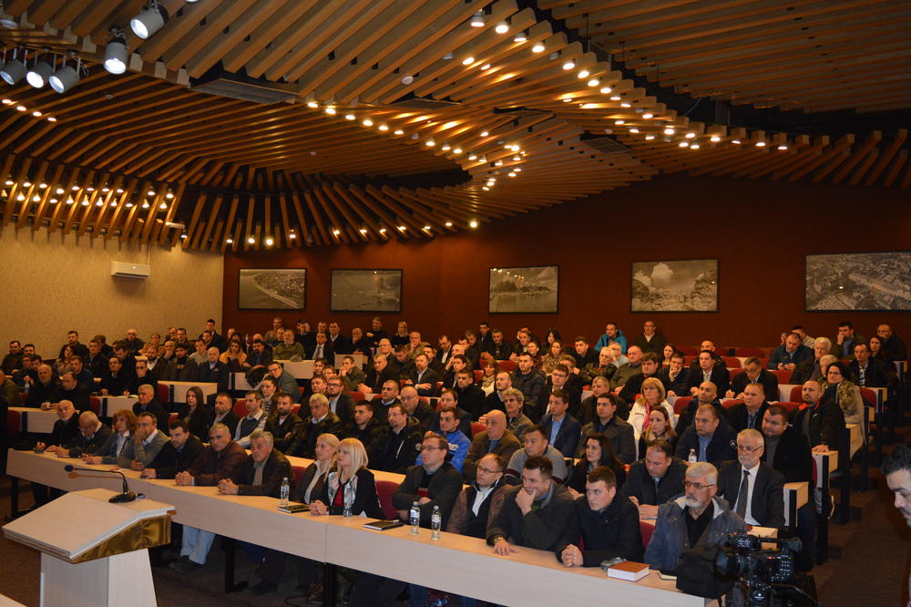 Radikali krenuli u izbornu kampanju: Šešelj se sastao sa svim predsednicima odbora