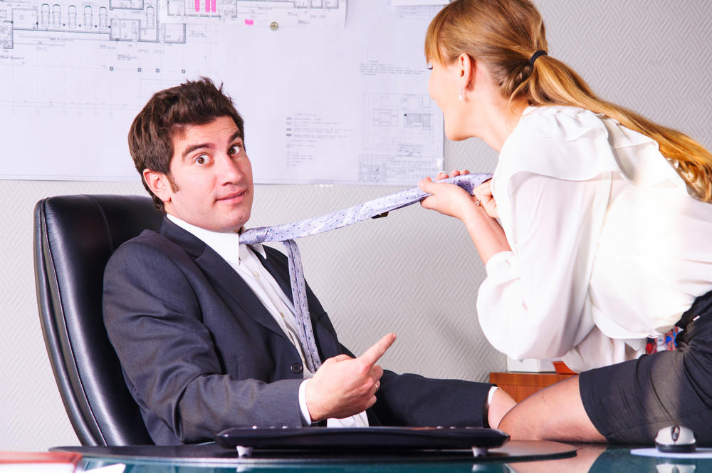  Žena drži muškarca za kravatu 