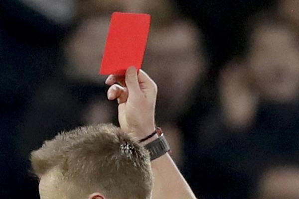 SIMPATIČNA SCENA STIŽE IZ LAZAREVCA! Sudija zalutalom gostu crvenim kartonom pokazao put van terena!