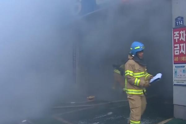 STRAVIČAN POŽAR U BOLNICI: Vatra gutala sve pred sobom, 37 ljudi se UGUŠILO! (VIDEO)