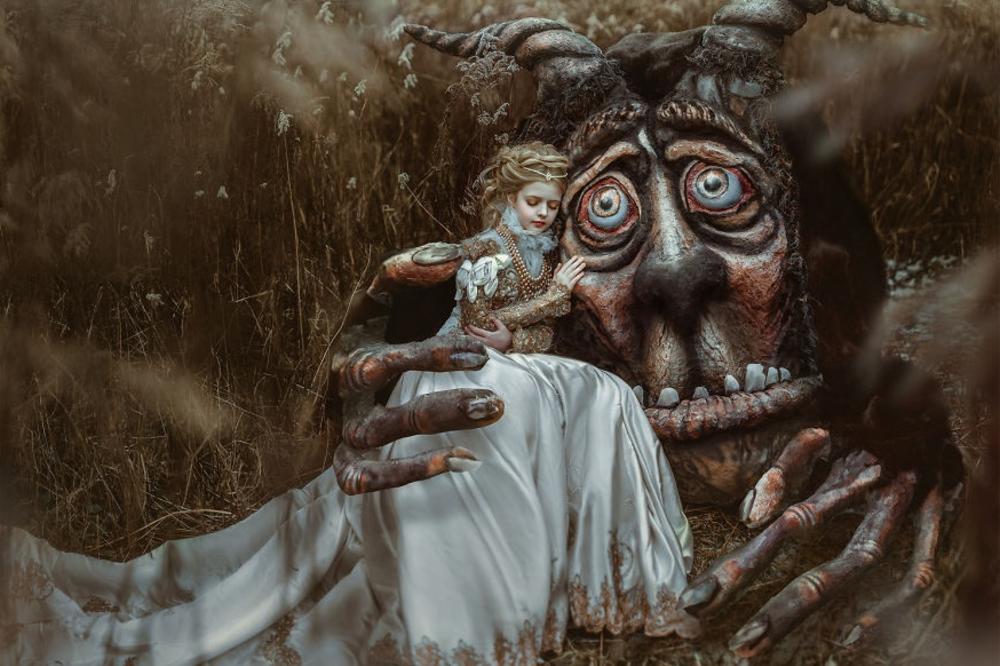 STARA VENČANICA I OBIČAN PAPIR, a na kraju LEPOTICA I ZVER kakve niste videli! (FOTO) (VIDEO)