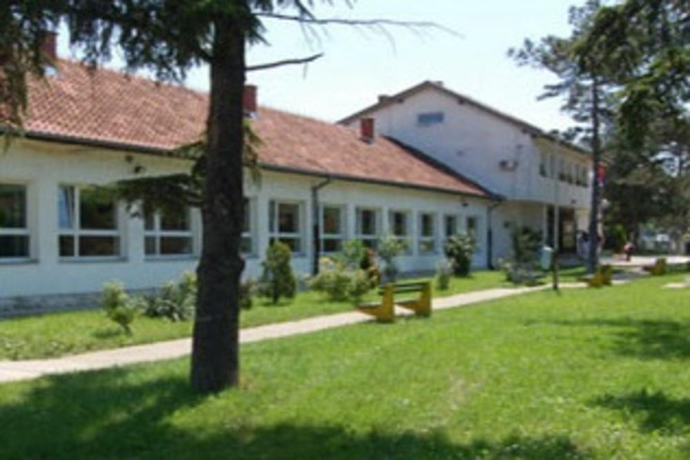 UŽAS U OSTRUŽNICI! Dečak (14) izašao sa časa i u školskom toaletu pokušao da se OTRUJE LEKOVIMA!