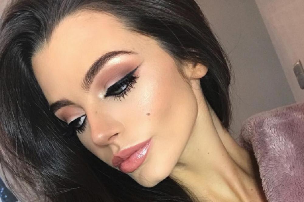 Poznata manekenka na udaru kritika zbog OVIH FOTOGRAFIJA: Te koje žive na čokoladi VOLE DA ME MRZE! (FOTO)