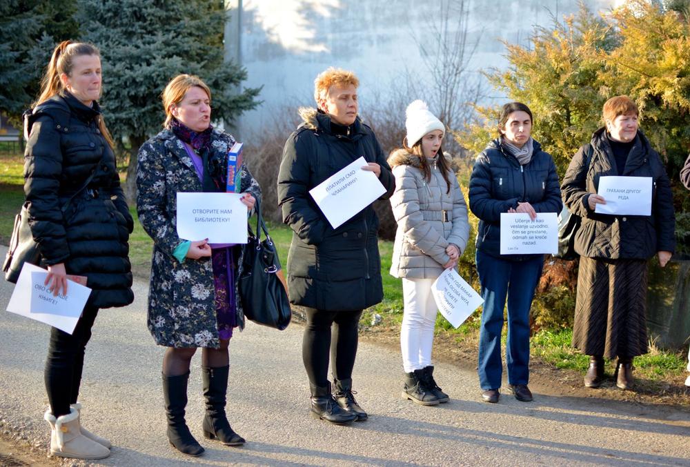 Protest zbog zatvaranja biblioteke u selu Stanišić  